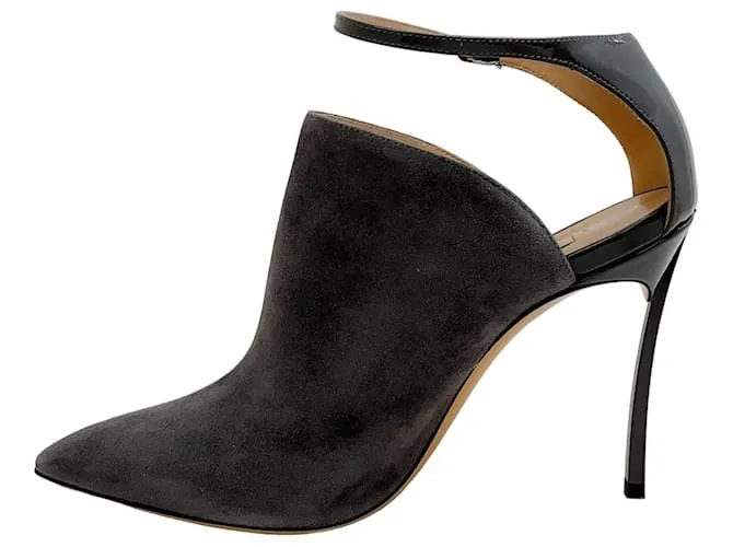 Shooties Casadei Gravity de gamuza gris y charol con correa en el tobillo 