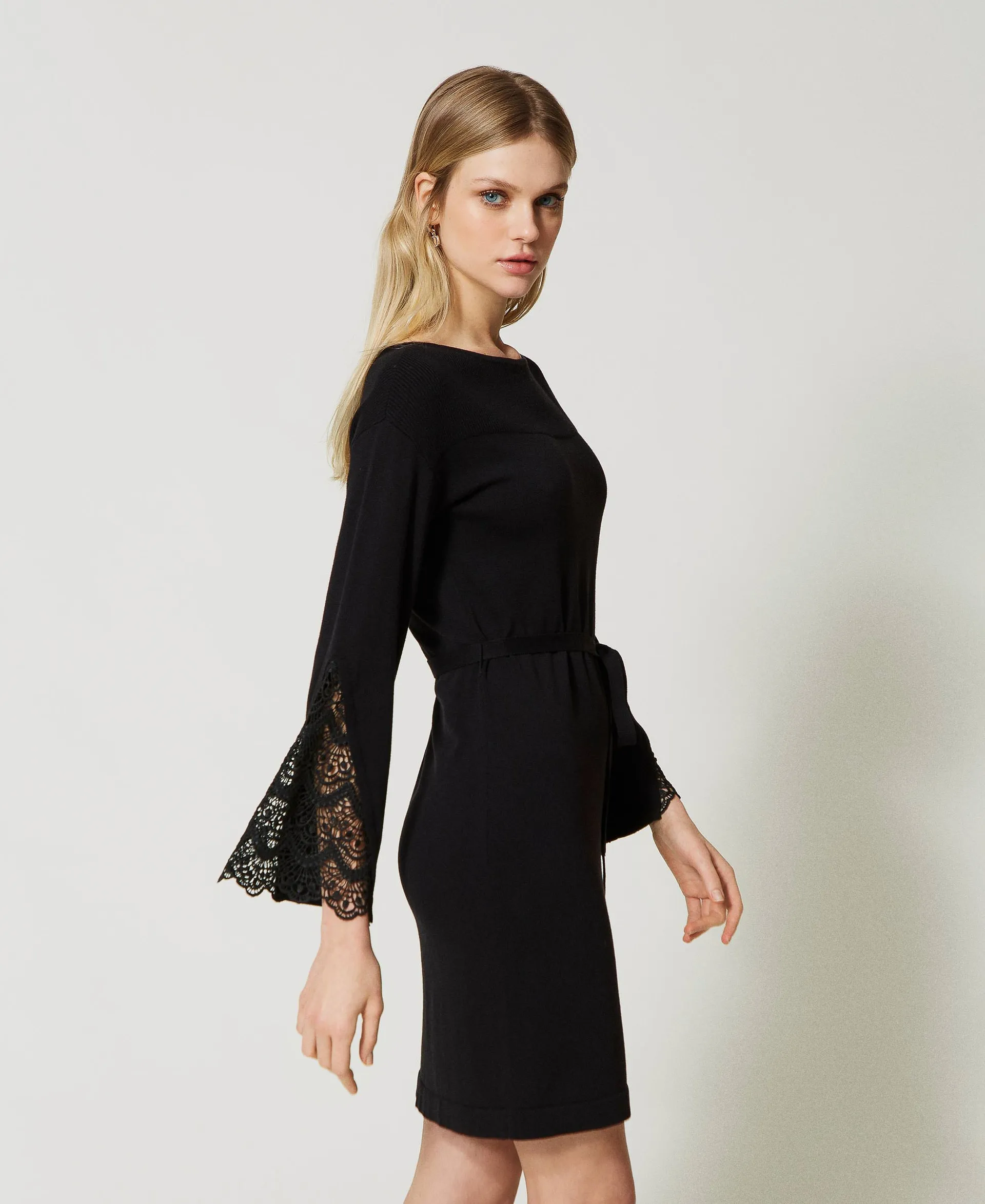 Vestido con inserciones de encaje macramé