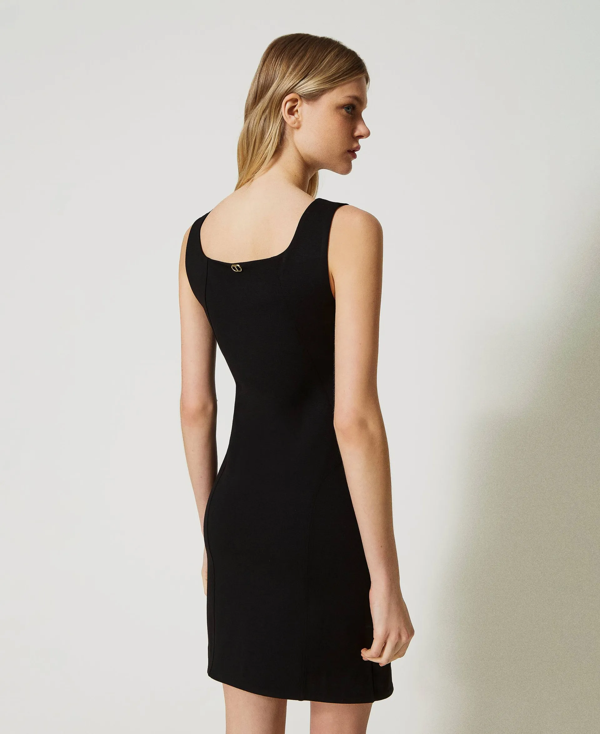 Vestido con trenzado y ojales