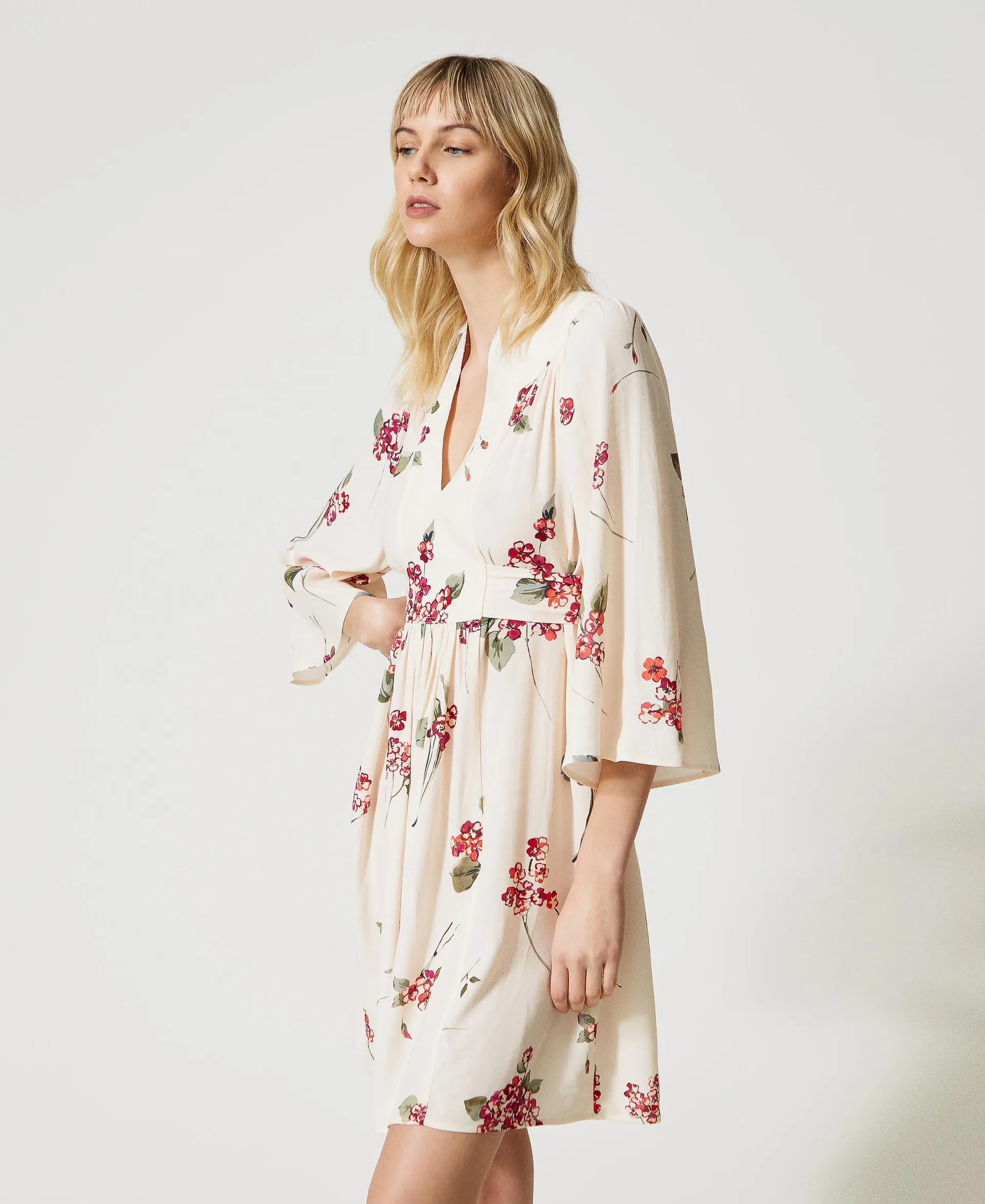 Vestido corto de crepé de flores