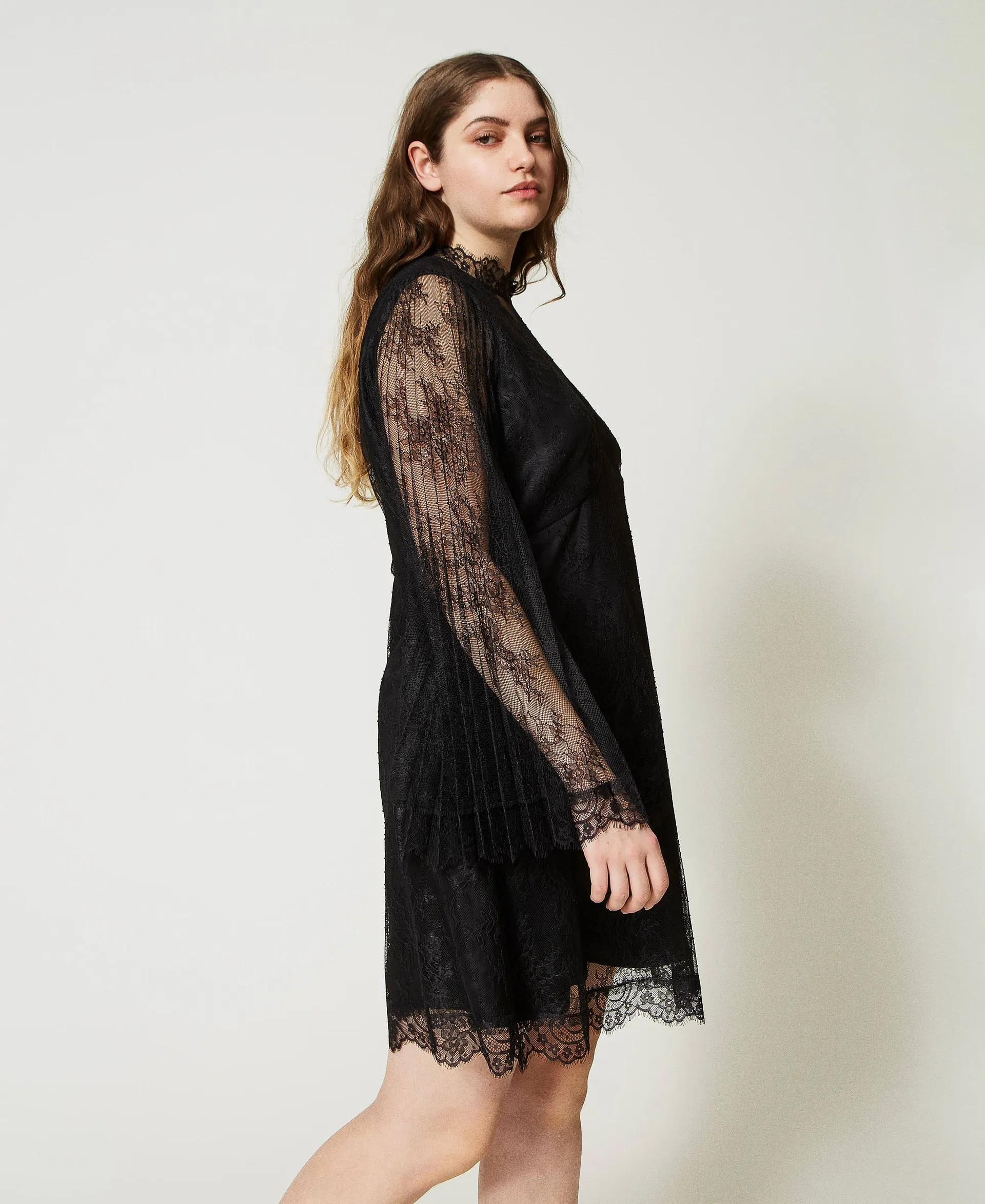 Vestido corto de encaje plisado
