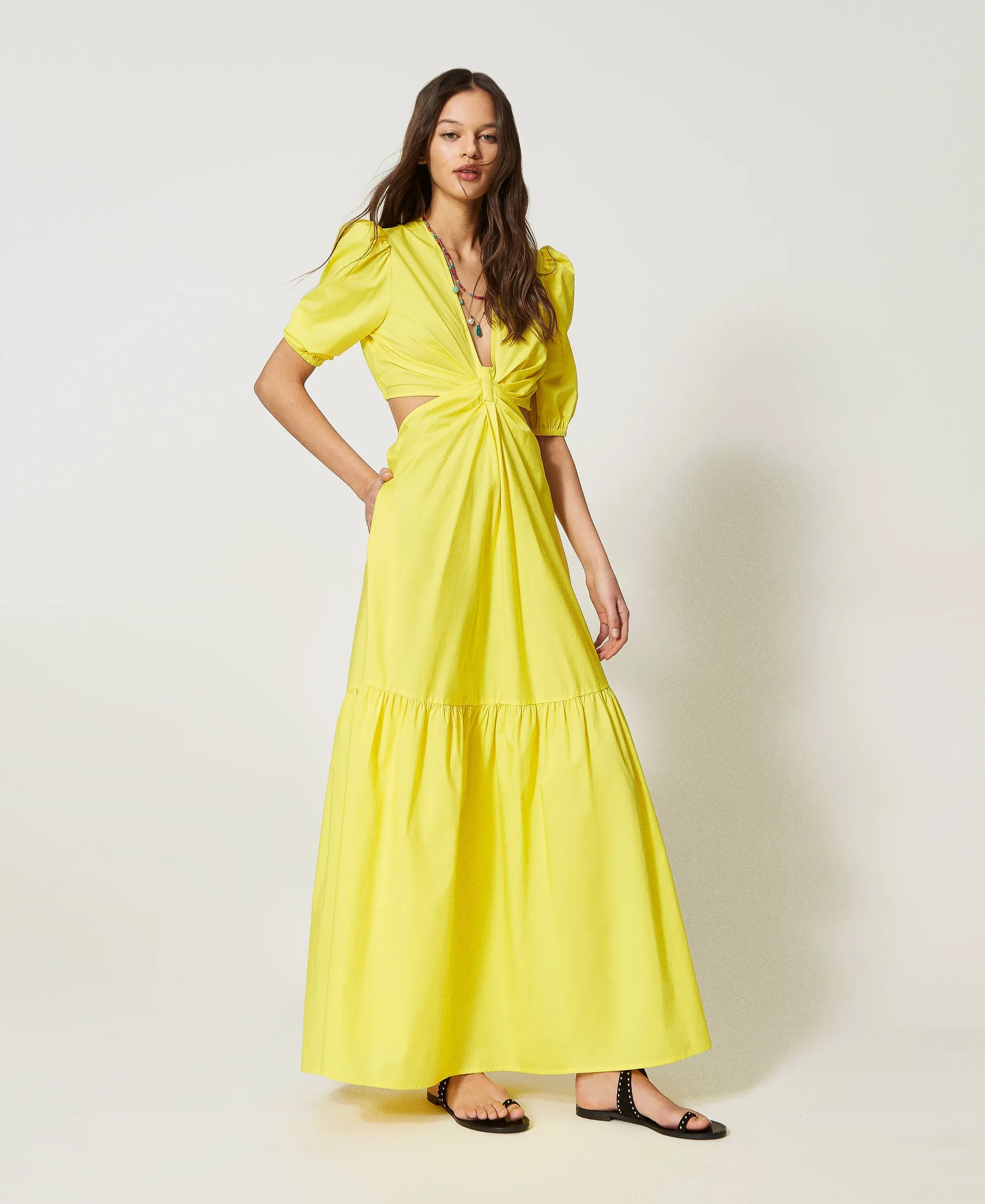 Vestido largo de popelina con troquelado y volante