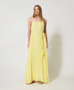 Vestido largo plisado con cinturón